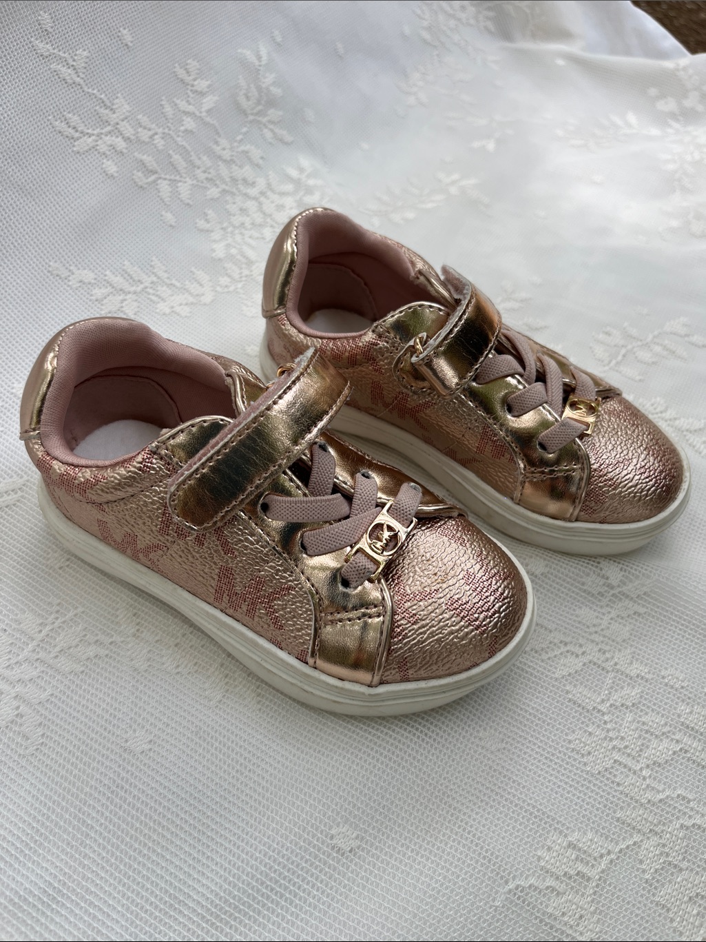 Michael Michael Kors Girls Metallic Rose Gold Sneakers Shoes W Gold Logo Accent
